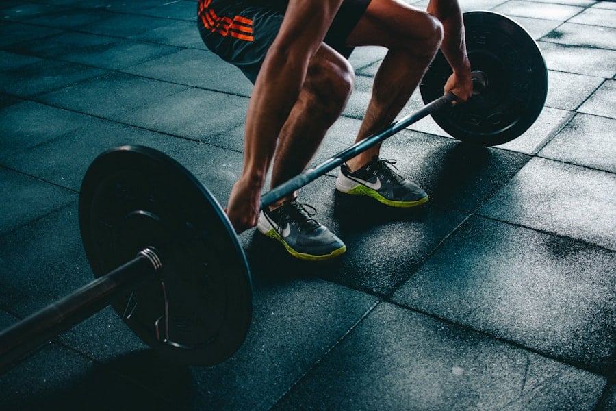 Treino com halteres, ambiente de ginásio com foco em movimento e energia